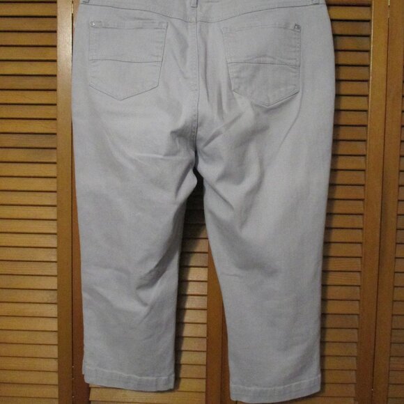 Gloria Vanderbilt capris light gray denim with stretch & pockets size 12 - Picture 8 of 9